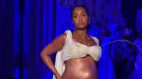 Leigh-Anne Pinnock eks Little Mix Bikin Heboh di London Fashion Week, Cairan Mirip ASI Keluar dari Dadanya