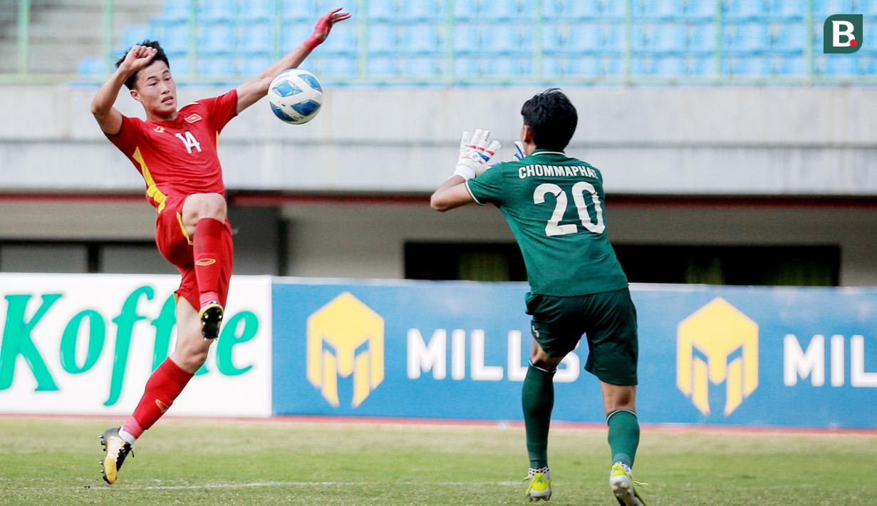 <p>Kiper Thailand U-19, Chommaphat Boonloet, berusaha menghalau tendangan pemain Vietnam U-19, Nguyen Van Truong pada laga perebutan tempat ketiga Piala AFF U-19 2022 di Stadion Patriot Chandrabhaga, Bekasi, Jumat (15/7/2022). (Bola.com/Bagaskara Lazuardi)</p>