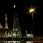 Sebuah pohon Natal raksasa yang dirancang oleh desainer Lebanon, Elie Saab terlihat berdiri di depan Masjid Al-Amin, di pusat kota Beirut, 12 Desember 2015. (REUTERS/Jamal Saidi)