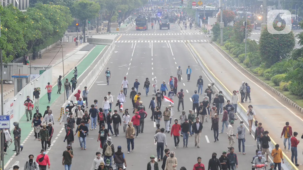 Polisi Pukul Mundur Pendemo Omnibus Law