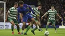 Pemain Chelsea, Marc Guiu berebut bola dengan pemain Shamrock Rovers, Roberto Lopes pada laga lanjutan UEFA Conference League di Stamford Bridge, London, Inggris, Jumat (20/12/2024) WIB. (AP Photo/Ian Walton)
