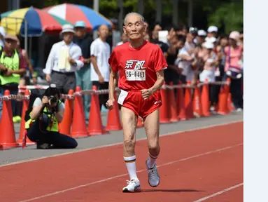 Hidekichi Miyazaki, 105 tahun, saat berlomba di nomor lari 100m Kyoto Masters Autumn Competiton di Kyoto, Jepang, Rabu (23/9/2015). (AFP Photo/Toru Yamanaka)