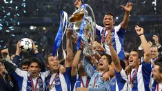 Tahun 2004 menjadi tahun yang luar biasa dalam sejarah sepak bola Eropa. Di tahun tersebut 5 keajaiban terjadi yang melibatkan beberapa klub semenjana menorehkan prestasi luar biasa yang tidak pernah terpikirkan sebelumnya. Berikut ulasannya. (AFP/Pascal Guyot)