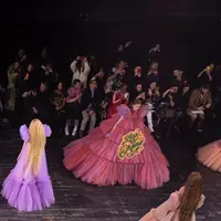 Desain gaun viral di peragaan Victor & Rolf