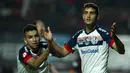 Pemain San Lorenzo mengenakan jersey edisi spesial bergambar Paus Fransiskus dalam laga lanjutan Liga Argentina di Nuevo Gasometro Stadium, Buenos Aires, Argentina, 15 Maret 2014. (AFP/Alejandro Pagni)