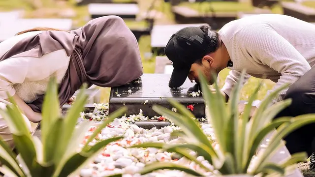 Potret Thariq Halilintar dan Aaliyah Massaid mengunjungi makam Adjie Massaid (Sumber: Instagram/@thariqhalilintar)