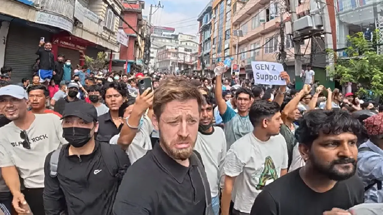 Kesaksian YouTuber Inggris Terjebak di Tengah Demonstrasi Ricuh Warga Nepal