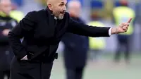 AS Roma v Hellas Verona - Italian Serie A - Olympic stadium, Rome, Italy 17/01/16. AS Roma's coach Luciano Spalletti gives instructions to his players. REUTERS/Giampiero Sposito