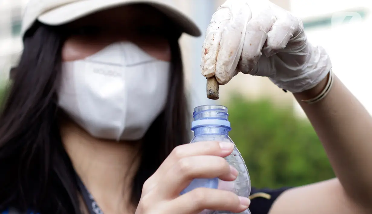 Mereka berkeliling di area CFD dengan membawa botol minum bekas. (Liputan6.com/Johan Tallo)