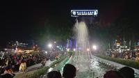 Ratusan pengunjung Alun-Alun Magelang, berkerumun menikmati kesenian tradisional Gedrug, di depan air mancur. (Foto: Hermanto Asrori)