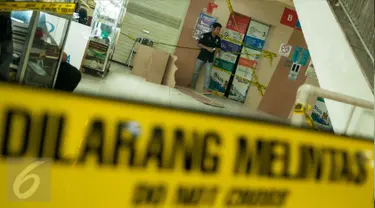 Garis polisi terpasang di depan lift yang terjatuh di Blok M Square, Jakarta Selatan, Jumat (17/3). Lift yang mengangkut banyak orang itu jatuh ke lantai dasar dari lantai 7. (Liputan6.com/Gempur M Surya)