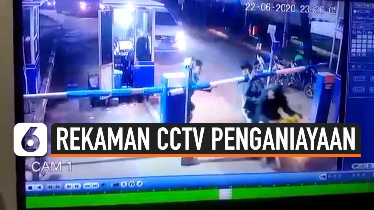 VIDEO: Terekam CCTV, Tak Terima Kepala Tersangkut Palang Otomatis, Gerombolan Pemotor Aniaya Petugas Parkir