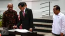 Presiden Jokowi menandatangani buku pameran seni rupa koleksi Istana Kepresidenan RI bertajuk ‘17:71 Goresan Perjuangan’ di Galeri Nasional, Jakarta, Senin (1/8). Pameran ini berlangsung mulai 1-30 Agustus 2016. (Liputan6.com/Faizal Fanani)