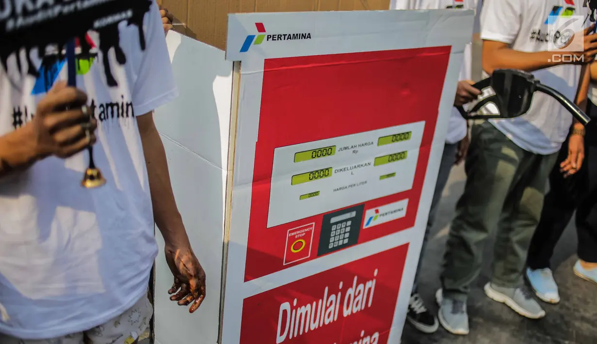 Aksi teatrikal Koalisi Organisasi Masyarakat Sipil (KORMAS) di Kantor Pusat Pertamina Jakarta, Rabu (18/9/2019). Aksi menginformasikan bahwa ekosistem perairan Karawang dan sekitarnya yang terkena dampak tumpahan minyak butuh tindakan penyelamatan yang nyata dan segera. (Liputan6.com/Faizal Fanani)