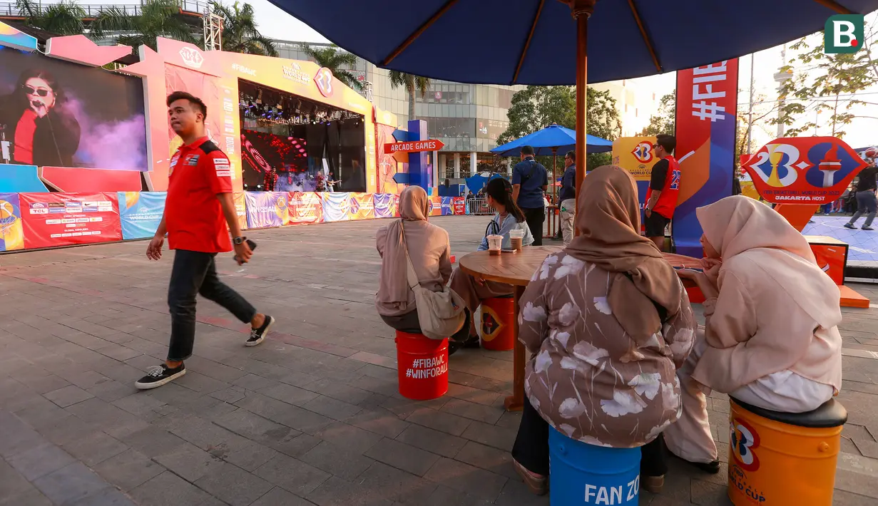 Sejumlah pengunjung menikmati penampilan musik di Fan Zone Piala Dunia FIBA 2023 yang terletak di Senayan Park, Jakarta, Rabu (23/08/2023). (Bola.com/Bagaskara Lazuardi)
