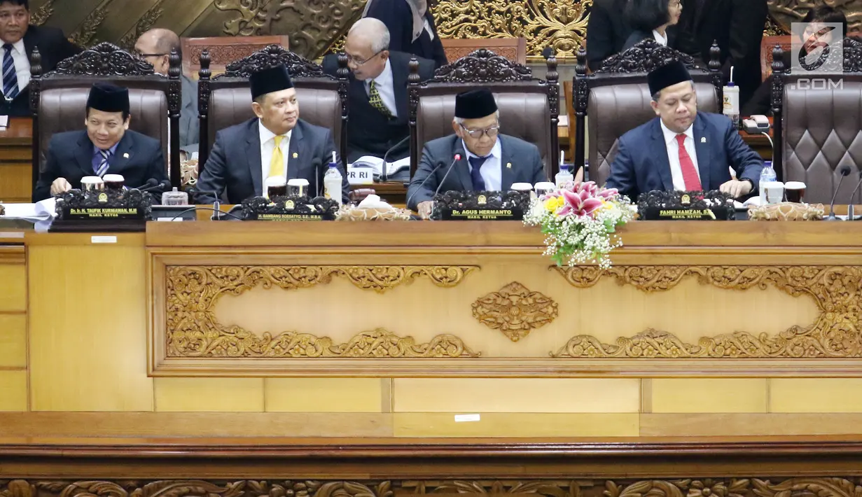 Ketua DPR RI  Bambang Soesatyo (kedua kiri) usai dilantik menjadi ketua DPR RI di DPR RI, Jakarta, Senin (15/1). Dalam pelantikan Bambang Soesatyo hadir pula Ketua Umum Golkar Airlangga Hartarto. (Liputan6.com/Angga Yuniar)