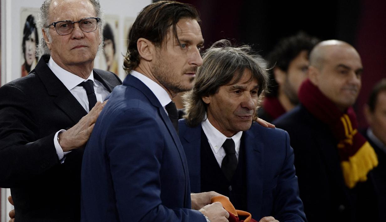 Bruno Conti (kanan) pernah membela AS Roma sebagai satu-satunya klub yang memilikinya selama 16 tahun mulai musim 1973/1974 hingga ia pensiun pada akhir musim 1990/1991. Ia total tampil dalam 402 laga bersama AS Roma di semua kompetisi dengan torehan 47 gol dan 16 assist, dan sukses mempersembahkan satu gelar Scudetto pada musim 1982/1983 serta 5 gelar Coppa Italia. Pada musim 2004/2005 yang tengah berjalan, ia ditunjuk menjadi pelatih interim menggantikan Luigi Delneri dan mampu membawa AS Roma menjadi finalis Coppa Italia. Pada awal musim 2005/2006 ia digantikan oleh Luciano Spalletti. (AFP/Filippo Monteforte)