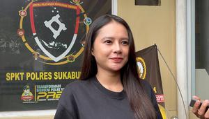 Susan Nurrani (31), seorang DJ perempuan asal Cikole, Kota Sukabumi, melaporkan dugaan pelecehan seksual dan pemutusan hubungan kerja (PHK) sepihak yang dialaminya. (Liputan6.com/ Fira Syahrin)