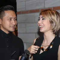 Suami Fenita Arie ini rela untuk tidak mengejar setoran di malam pergantian tahun baru demi bisa berkumpul bersama keluarga tercinta. Namun meski ia harus bekerja, Arie Untung tetap mengajak keluarganya. (Andy Masela/Bintang.com)