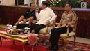 Presiden Joko Widodo (Jokowi) berbincang dengan  Menteri Perhubungan Budi Karya Sumadi dan Wakapolri Komjen Syafruddin saat menerima perwakilan sopir truk se-Indonesia di Istana Negara, Jakarta, Selasa (8/5). (Liputan6.com/Angga Yuniar)