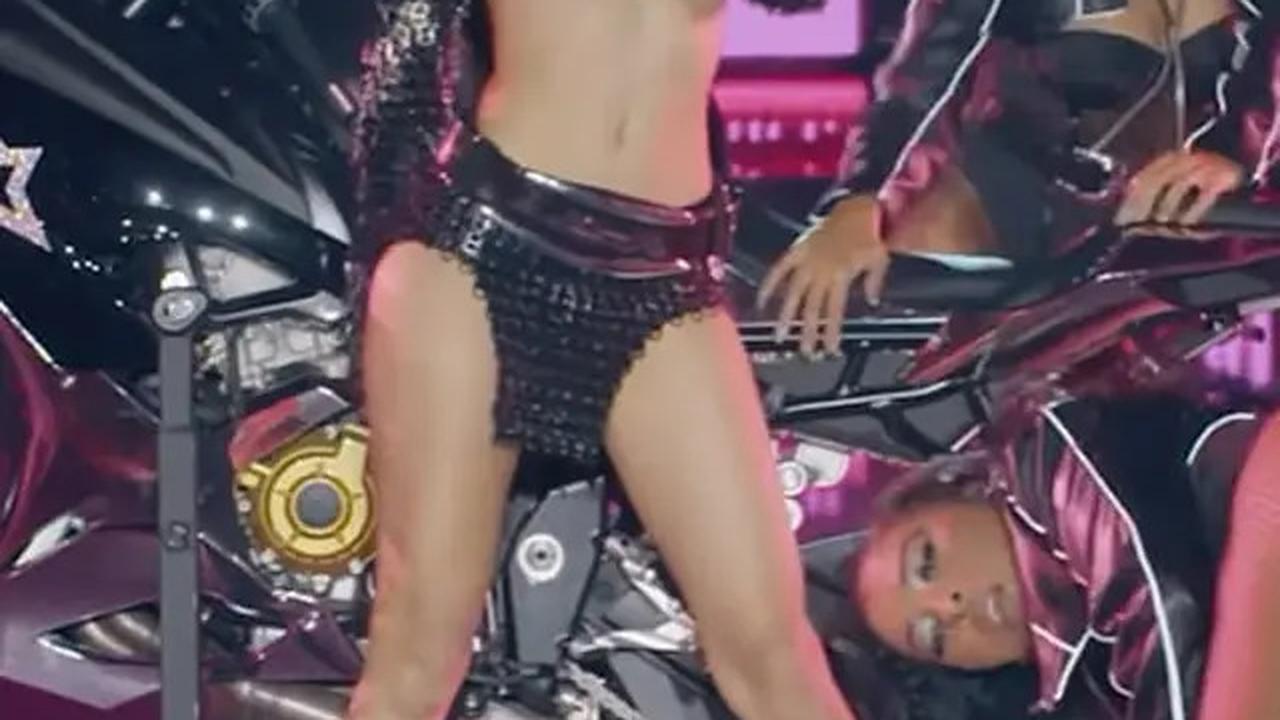 6 Potret Lisa BLACKPINK Jadi VS Angel di Victoria's Secret Fashion Show, Tampil Menawan dengan Bra dan Sayap