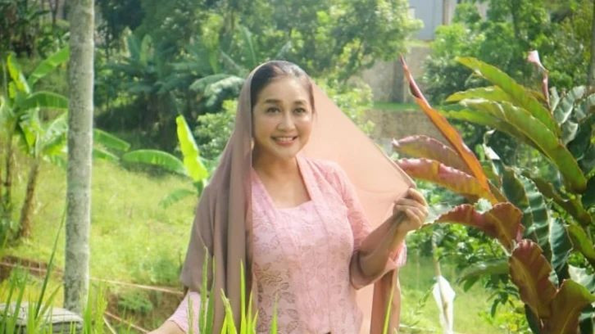 Potret Paramitha Rusady Kenakan Kebaya di Sawah, Cantiknya tak Luntur ...