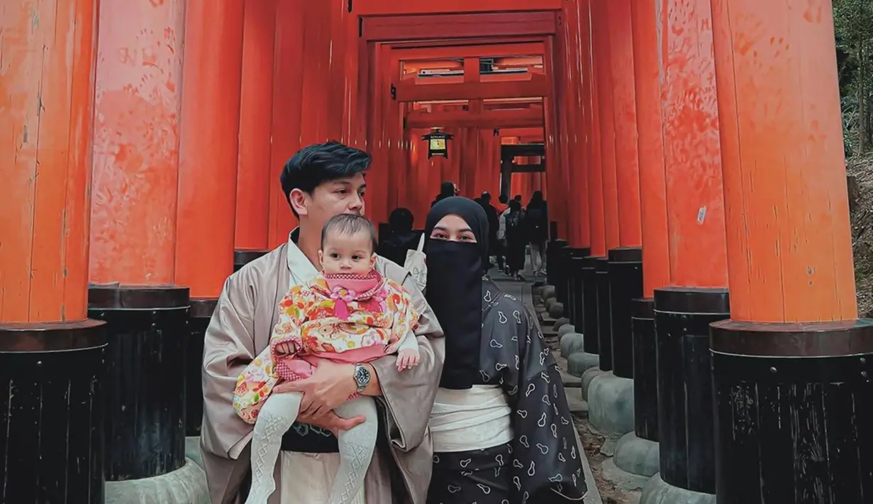 Sudah sejak awal bulan Januari kemarin, keduanya jalani liburan ke Negeri Sakura tersebut. Dari unggahan Instagramnya, pasangan ini pun sudah mengunjungi berbagai tempat seru yang berada di Jepang. salah satunya ialah Disneyland di Tokyo. (Liputan6.com/IG/@natta_reza)