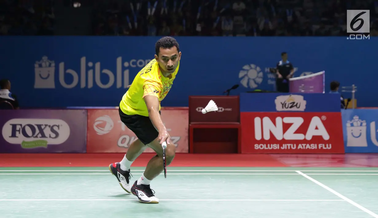 Pebulu Tangkis Indonesia, Tommy Sugiarto mengembalikan kok ke arah Chen Long (China) di Babak 32 besar Indonesia Open 2019 di Istora Senayan, Jakarta, Rabu (17/7/2019). Tommy gagal melaju ke babak selanjutnya setelah kalah 20-22, 21-14. 16-19, 17-21. (Liputan6.com/Helmi Fitrhiansyah)