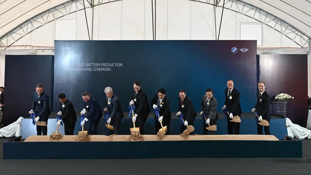 Proses peletakan batu pertama pabrik baterai Gen-5 di pabrik BMW Rayong, Thailand. (BMW Group)