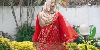 Tasyi Athasyia tampil luar biasa di Lebaran tahun ini. Dengan gaya Arabian princess dengan gaun merah semarak bermotif bordir emas, Tasyi memesona. Tasyi menambahkan selendang serasi dan hijab bernuansa keemasan polos. Foto: Instagram.