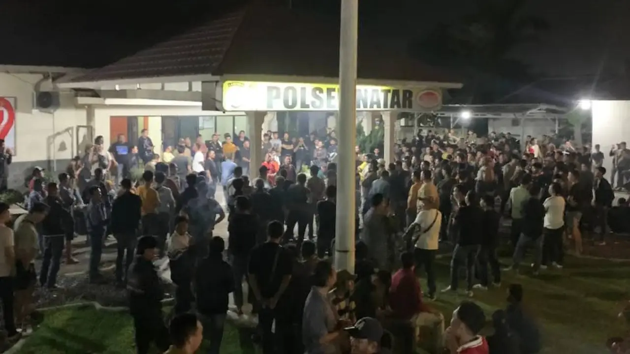 ratusan orang demo ke kantor polisi mencari pegawai koperasi yang hilang