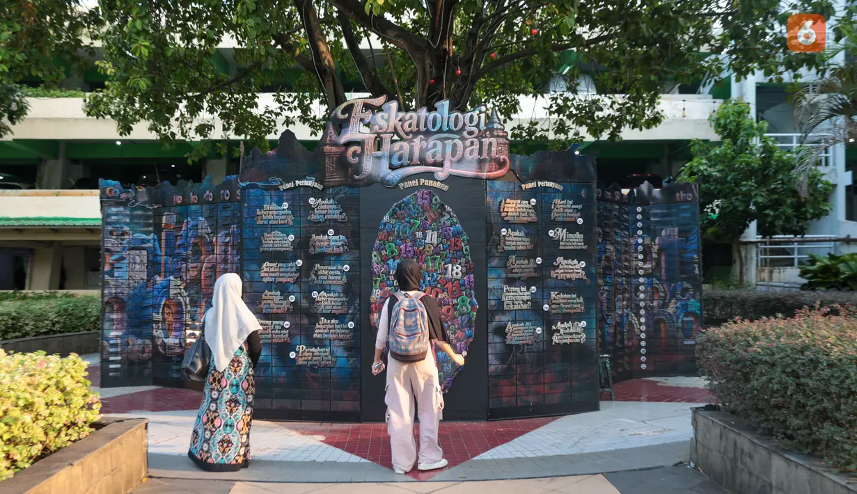 Pengunjung mengamati karya dalam pameran seni rupa kontemporer luar ruang Jakarta Provoke! di Taman Menteng, Jakarta Pusat, Jumat (17/7/2026). Pameran gratis yang berlangsung hingga 26 Juli 2026 ini menghadirkan 25 karya dari 25 seniman dan kolektif tentang dinamika kehidupan Jakarta. (KLY/Budy Santoso)