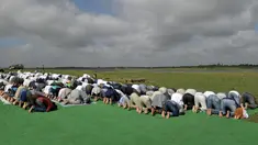 Umat Muslim India bersujud berdoa memohon turun hujan di depan Danau Himayat Sagar di Hyderabad, India, Minggu (21/7/2019). Angin muson yang melanda sejumlah negara bagian India selatan, yang di antaranya, Telangana, Andhra Pradesh dan Tamil Nadu menyebabkan kekeringan parah. (AFP Photo/Noah Seelam)