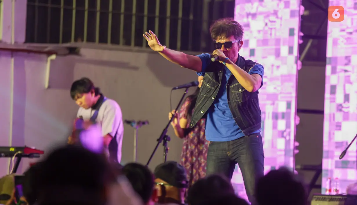 The Upstairs meramaikan festival Soundrenalin 2026, Mereka tampil secara kolaborasi spesial bersama Rapper asal Makassar, Og Avamato. (KLY/Budy Santoso)