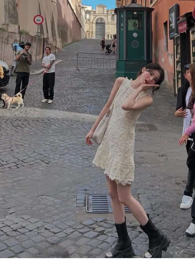 Han So Hee hadir di acara Dior, Roma. [@xeesoxee]