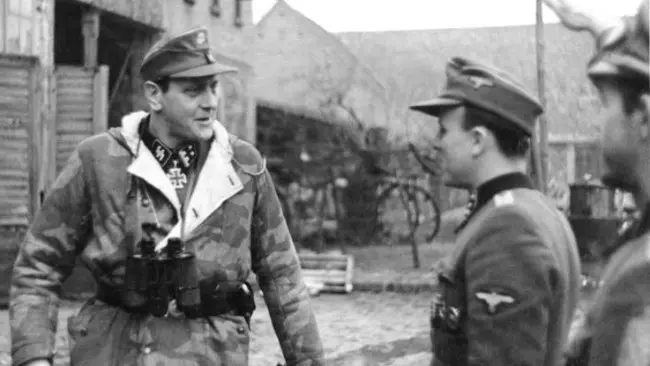 SS Obersturmbannführer Otto Skorzeny sedang memeriksa pasukan. (Sumber Bundesarchiv)