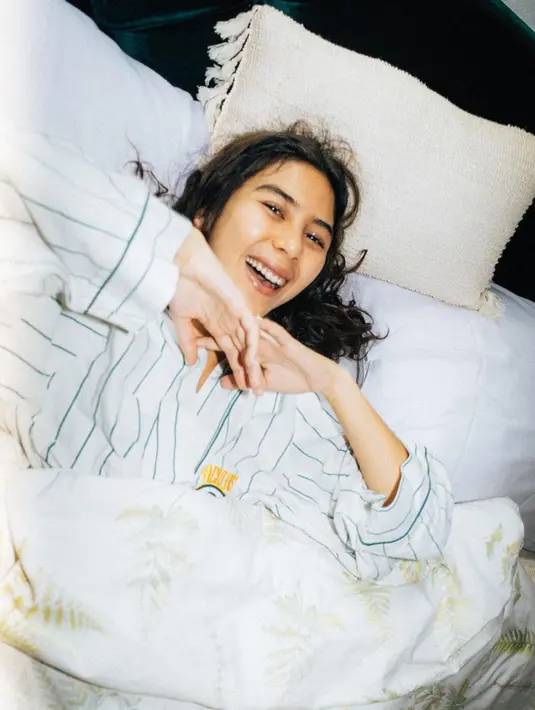 Wajah glowing saat bangun tidur pertanda kulit sehat yang didapat dengan merawatnya. (Foto: Instagram @adindathomas)