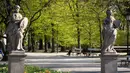 Seorang wanita menikmati cuaca cerah di taman Saxon di Warsawa, Polandia (20/4/2020). Pemerintah Polandia telah melonggarkan beberapa kebijakan pembatasan terkait pandemi COVID-19 pada Senin (20/4), dengan membuka kembali hutan dan taman untuk umum. (Xinhua/Jaap Arriens)