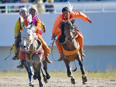 Para joki muda berlomba dalam babak penyisihan balap kuda 8 kilometer yang digelar di festival balap kuda tradisional di Nagqu, Daerah Otonom Tibet, China, 12 Agustus 2020. Po Karyu, seorang joki berusia 13 tahun dari Wilayah Nyainrong, akhirnya keluar sebagai juara di babak final. (Xinhua/Zhang Ruf