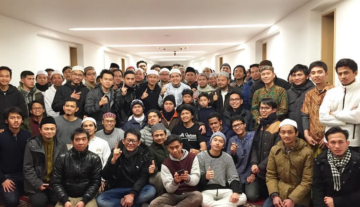 "Alhamdulillah, sholat subuh bareng teman2 pejuang subuh tokyo, yg penuh perjuangan utk dateng ke masjid dengan suhu dibawah 0 derajat, dan jarak yg jauh," tulisnya. (Instagram/dimasseto_1)