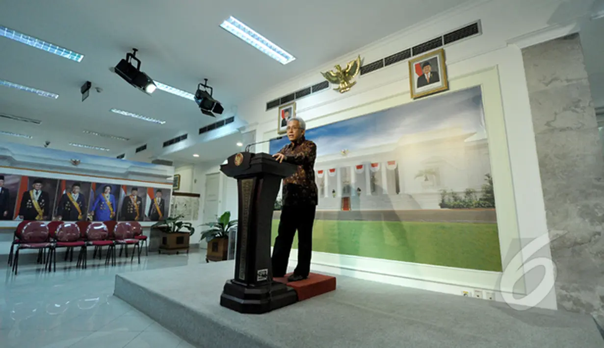 Iwan Fals memberikan keterangan usai bertemu Presiden Joko Widodo di Istana Merdeka, Jakarta, (27/2/2015). Kedatangan Iwan Fals membicarakan rencana konser "Nyanyian Raya” yang bertujuan mengajak publik berbuat hal positif. (Liputan6.com/Faizal Fanani)