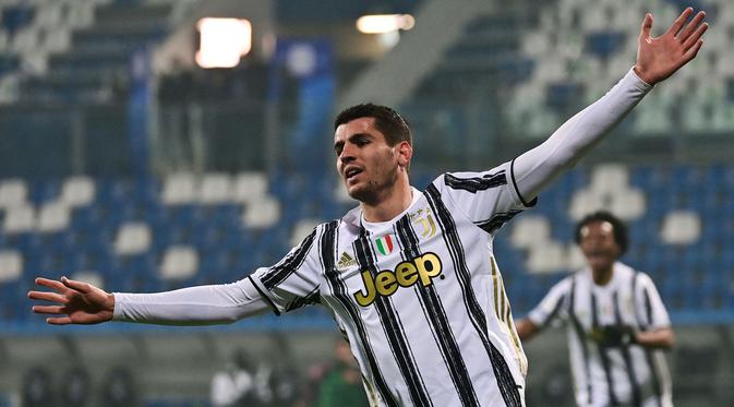 Alvaro Morata memutuskan untuk meninggalkan Chelsea menuju Atletico Madrid usai mengalami masa-masa sulit di Liga Inggris. Dua bulan kemudian, ia dipinjamkan ke Juventus. Morata tercatat mampu mencetak 20 gol dari 44 laga di musim pertamanya. (AFP/Miguel Medina)