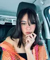 Potongan poni asimetris jadi jurus jitu tampil lebih muda dan menutupi kerut di dahi. [@nanamirdad_]