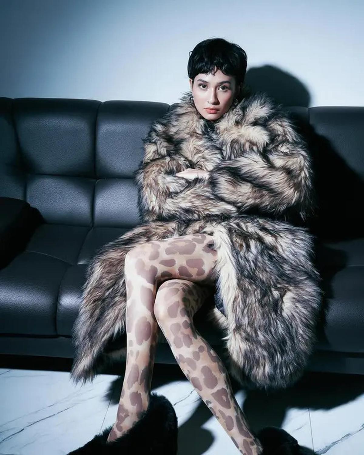 Potret Manglingi Mikha Tambayong dengan Rambut Pixie Cut, Tampil Stunning dengan Coat Berbulu