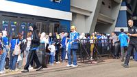 Meski pertandingan masih lama, ribuan Bobotoh sudah memadati area Stadion Gelora Bandung Api, Bandung. Tak ingin berdesak-desakan, sebagian memilih masuk ke stadion. Duel Persib melawan Persijap akan dilangsungkan Sabtu (23-5-2026) pukul 16.00 WIB. (Bola.com/Choki Sihotang)