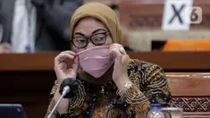 Menteri Ketenagakerjaan Ida Fauziyah mengikuti rapat kerja dengan Komisi IX DPR di Kompleks Parlemen, Senayan, Jakarta, Rabu (8/7/2020). Rapat tersebut membahas mengenai perlindungan Pemerintah terhadap ketahanan struktur ketenagakerjaan saat Pandemi Covid-19. (Liputan6.com/Johan Tallo)