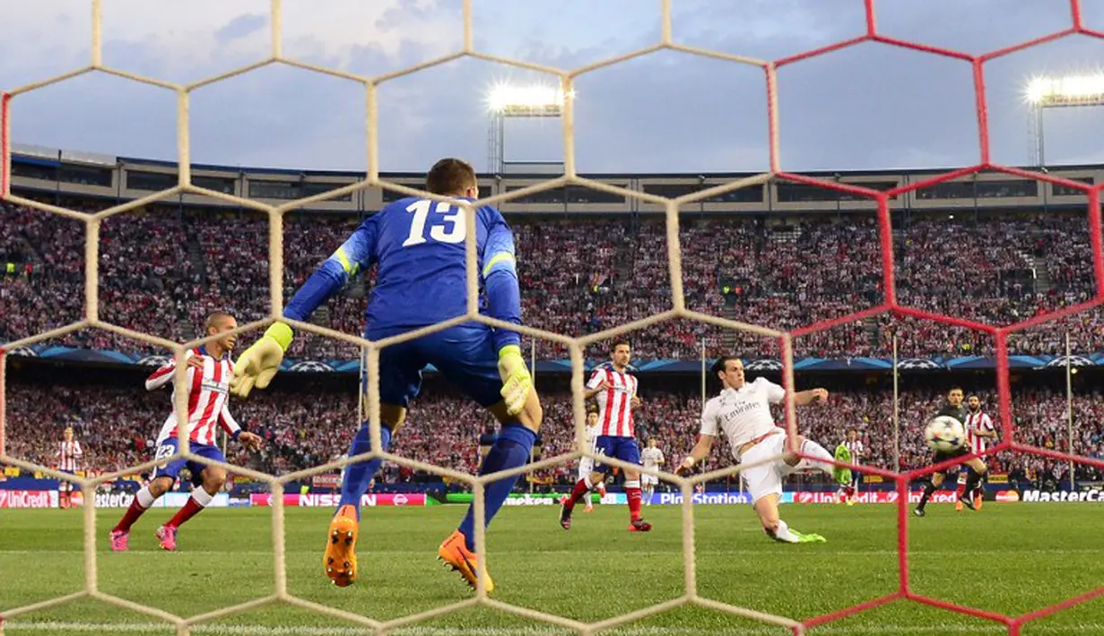 Oblak bermain gemilang di laga ini. Penjaga gawang 22 tahun itu berhasil membendung delapan lesatan pemain-pemain Madrid. Berkat performanya di bawah mistar gawang, Atletico mampu menahan imbang Madrid 0-0. (AFP PHOTO/GERARD JULIEN)
