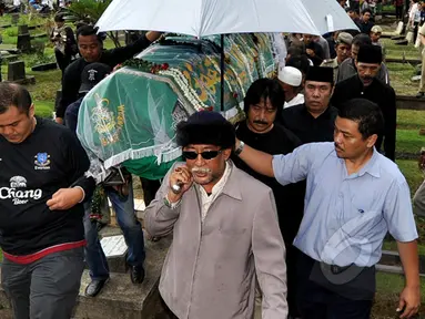 Keranda jenazah Bob Sadino saat tiba di TPU Jeruk Purut, Jakarta, Selasa (20/1/2015). (Liputan6.com/Miftahul Hayat)