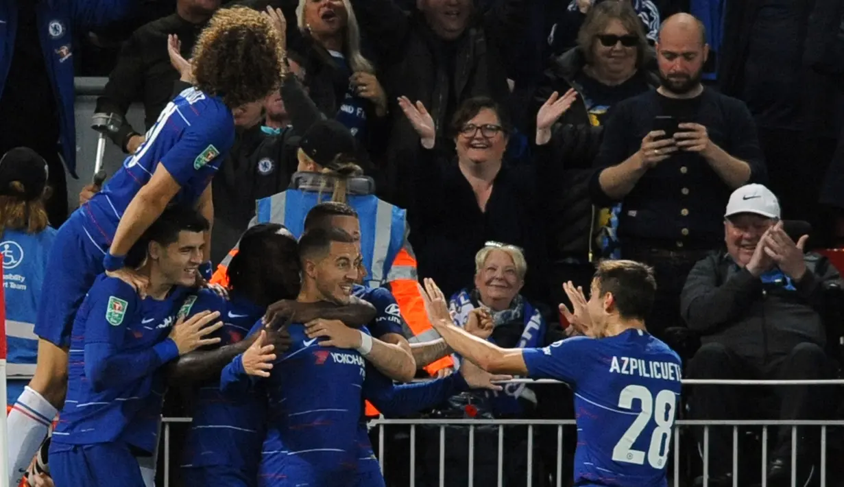 Gelandang Chelsea, Eden Hazard berselebrasi usai mencetak gol ke gawang Liverpool pada  babak ketiga Piala Liga Inggris di stadion Anfield (26/9). Gol Hazard di menit ke 85 menjadi penentu kemenangan Chelsea 2-1 atas Liverpool. (AP Photo/Rui Vieira)