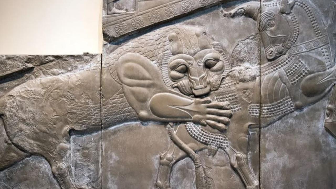 Temuan paling menarik dari reruntuhan kota itu itu adalah fragmen monumen batu besar yang menggambarkan dewa Ishtar di dalam simbol bintang, seperti dalam gambar di atas.